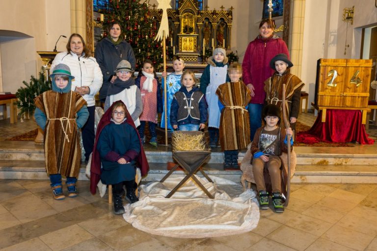 Krippenspiel für die Kleinen in der Pfarrkirche Zeitlarn